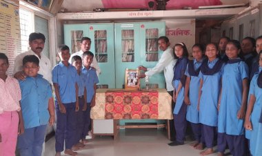 रावगाव येथील राजीव गांधी सार्वजनिक वाचनालयात कवी कुसुमाग्रज वि. वा. शिरवाडकर जयंती निमित्त मराठी राजभाषा गौरव दिन साजरा..