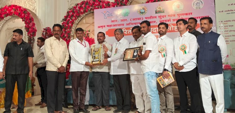 शहाजी शेनवे  सोलापूर जिल्हा परिषदेच्या आदर्श ग्रामसेवक पुरस्काराने सन्मानित..