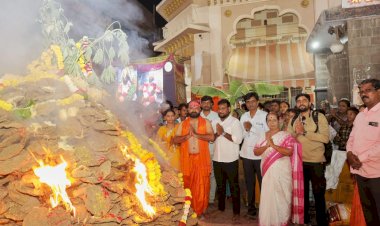 पंढरपूरात विठ्ठल- रुक्मिणी मंदिर समितीच्या वतीने नामदेव पायरी येथे होळी उत्साहाने साजरी; भाविक भक्तांची प्रमुख उपस्थिती