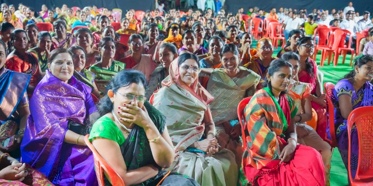 करकंब येथे खेळ पैठणीचा कार्यक्रम मोठ्या जल्लोषात महिलांनी लुटला आनंद