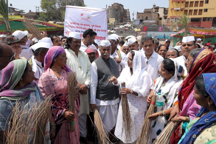 चंद्रभागा वाळवंटात विशेष स्वच्छता मोहिम;   मंदिर समिती व वारकरी सेवा संघ पुणे यांचा संयुक्त सहभाग;   चंद्रभागेचे पावित्र्य जपण्याचा प्रयत्न; ॲड. माधवी निगडे यांनी माहिती.