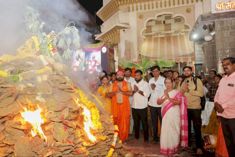 पंढरपूरात विठ्ठल- रुक्मिणी मंदिर समितीच्या वतीने नामदेव पायरी येथे होळी उत्साहाने साजरी; भाविक भक्तांची प्रमुख उपस्थिती