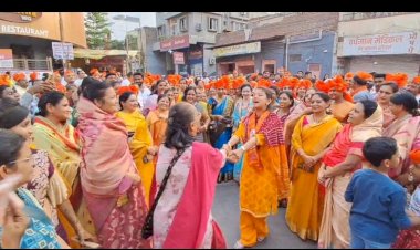 प्रणिती शिंदे यांचा शोभायात्रेत सहभाग; गुढीपाडव्याच्या शुभेच्छा देत धरला फुगडीचा फेर  प्रणिती शिंदे यांनी हिंदू नववर्षा निमित्त आयोजित शोभायात्रेत धरला फुगडी चा फेर..