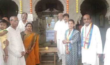 भगवान महावीर जयंती निमित्त आमदार प्रणिती शिंदे यांनी दिगंबर जैन मंदिरात जाऊन घेतले दर्शन.