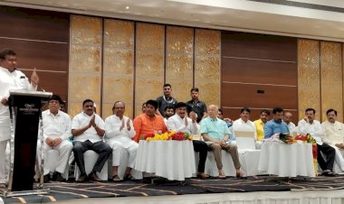 प्रणिती शिंदेच्या माध्यमातून सोलापूरचा आवाज पार्लमेंट मध्ये पोहोचवा - एम बी पाटील.  ४०० तर सोडाच २०० आकडा ही पार होणार नाही.  मोदींनी १६ लाख कोटी उद्योजकांना उद्योजकांना माफ केले तोच पैसा आम्ही गरीबात वाटू.   मोदी लाटेचा मुखवटा गळून पडला आहे