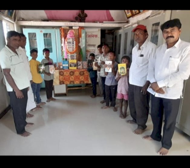 मोबाईल च्या जमान्यातही  ग्रामीण भागात वाचनालये आहेत तग धरून              करमाळा  तालुक्यातील रावगाव येथील वाचनालयाचा नाविन्यपूर्ण उपक्रम :