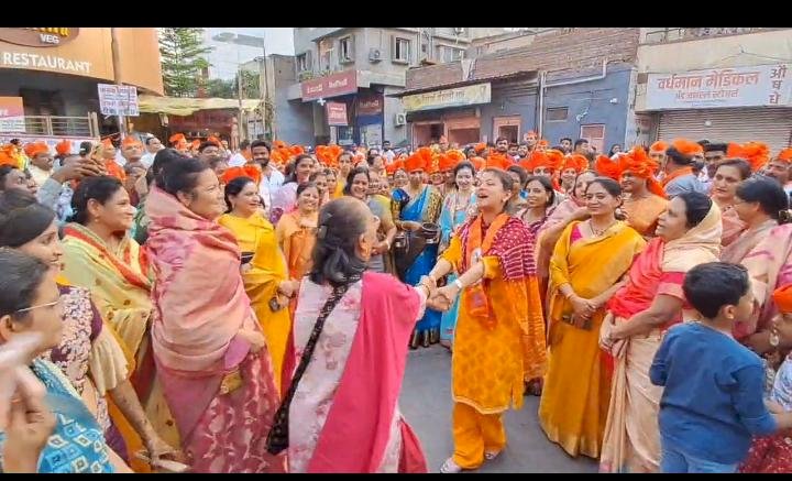 प्रणिती शिंदे यांचा शोभायात्रेत सहभाग; गुढीपाडव्याच्या शुभेच्छा देत धरला फुगडीचा फेर  प्रणिती शिंदे यांनी हिंदू नववर्षा निमित्त आयोजित शोभायात्रेत धरला फुगडी चा फेर..