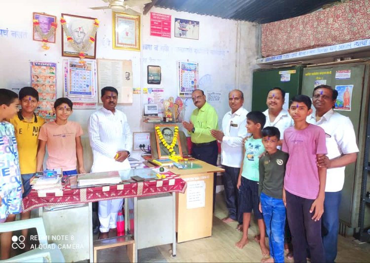 बार्शी येथील कर्मवीर सार्वजनिक ग्रंथालयात महामानव डॉ. बाबासाहेब आंबेडकर यांची जयंती उत्साहात साजरी...