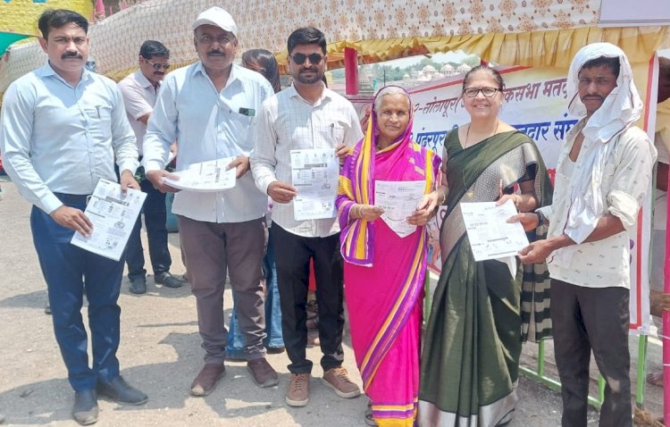 पंढरपूरात स्वीप अंतर्गत मतदार जनजागृती    दर्शन रांगेतील भाविकांना गुलाब पुष्प व माहिती पत्रके देऊन मतदान करण्याचे केले आवाहन      स्वीप व भारत विकास परिषद स्वंयसेवी संस्थेच्या संयुक्त विद्यमाने मतदार जागृती