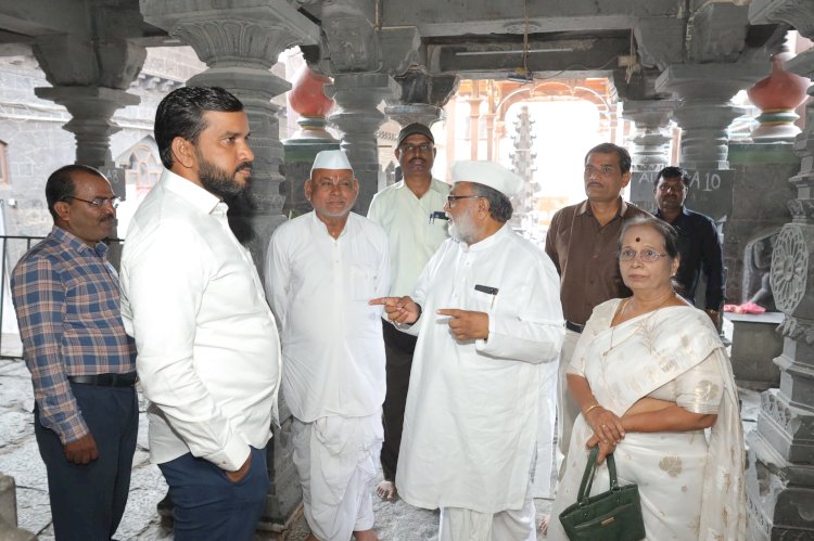 श्रीच्या गर्भगृह संवर्धन कामांची  पाहणी..   काम वेळेत पूर्ण करण्याच्या सह अध्यक्ष गहिनीनाथ महाराज औसेकर यांच्या सूचना