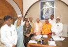 चाळीसगाव येथील मोलमजुरी करणाऱ्या महिला भाविकाकडून  श्री विठ्ठल - रुक्मिणी मातेला 20 ग्रॅम  सोन्याची वस्तु दान