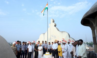 महाराष्ट्र राज्य स्थापना दिनानिमित्त श्री विठ्ठल रुक्मिणी मंदिर समिती भक्तनिवास मध्ये ध्वजारोहण संपन्न..