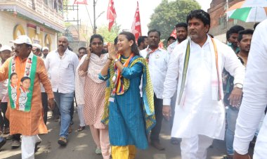 प्रचाराच्या शेवटच्या दिवशी, पदयात्रा काढत प्रणिती शिंदेंचे जोरदार शक्तीप्रदर्शन...   सोलापूर लोकसभेचा विजय तुम्हा सर्वांचा असेल– शिंदे   सोलापूरच्या विकासासाठी, सोलापूरच्या लेकीला मतदान करा, प्रणिती शिंदेंचे आवाहन..