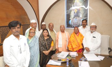 चाळीसगाव येथील मोलमजुरी करणाऱ्या महिला भाविकाकडून  श्री विठ्ठल - रुक्मिणी मातेला 20 ग्रॅम  सोन्याची वस्तु दान