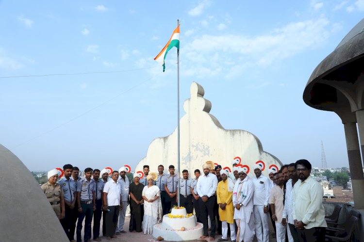 महाराष्ट्र राज्य स्थापना दिनानिमित्त श्री विठ्ठल रुक्मिणी मंदिर समिती भक्तनिवास मध्ये ध्वजारोहण संपन्न..