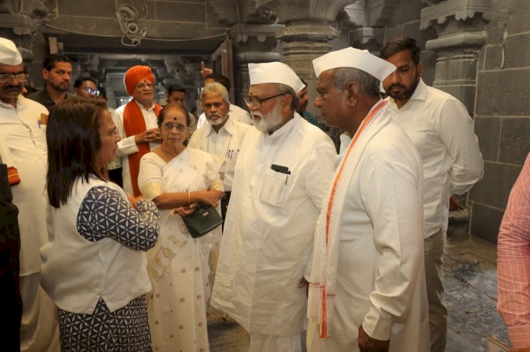 श्री .विठ्ठल- रुक्मिणी गाभारा संवर्धन काम या महिना अखेर पूर्ण होणार  - गहिनीनाथ महाराज औसेकर.            मंदिर समितीच्या पदाधिकाऱ्यांची पुरातत्व विभागा सोबत पाहणी व आढावा बैठक,