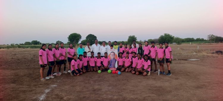 राज्यस्तरीय डॉजबॉल स्पर्धेमध्ये सोलापूर मुलींच्या संघाला सिल्वर पदक,   गादेगावच्या शिवरत्न ज्युनिअर कॉलेजच्या मुलींचा समावेश