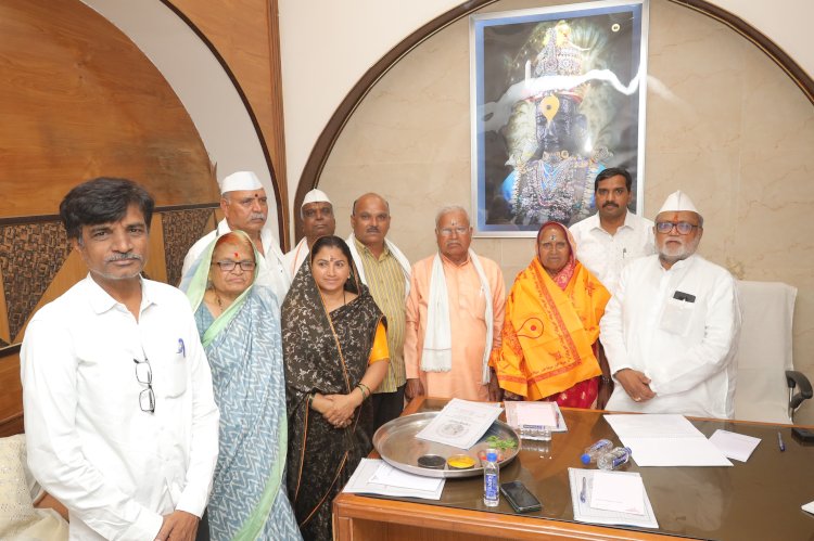 चाळीसगाव येथील मोलमजुरी करणाऱ्या महिला भाविकाकडून  श्री विठ्ठल - रुक्मिणी मातेला 20 ग्रॅम  सोन्याची वस्तु दान