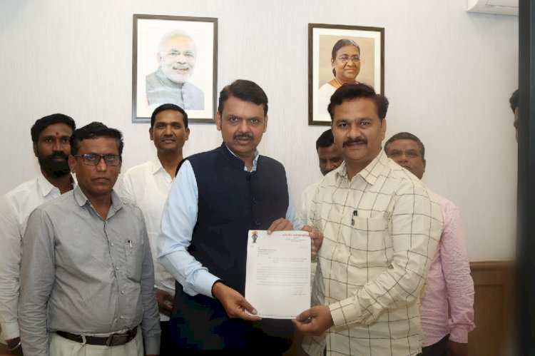 निवडणूक होताच अभिजीत पाटलांनी लावला कामाचा सपाटा, उपमुख्यमंत्री फडणवीस यांची भेट घेऊन केली शेतकऱ्यांसाठी मागणी...