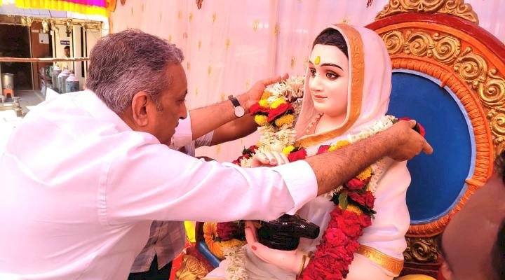 मंगळवेढ्यात माजी आमदार प्रशांत परिचारक यांच्या शुभहस्ते पुण्यश्लोक राजमाता अहिल्यादेवी होळकर मूर्तीची  प्रतिष्ठापना उत्साहात, कार्यक्रमास मोठ्या प्रमाणात गर्दी