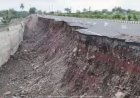 पंढरपूर - आळंदी पालखी मार्ग खचला; संबंधित विभागाने त्वरित रस्ता दुरुस्त करण्याची वारकऱ्यांमधून मागणी ,दीड वर्षांपूर्वीच झाले होते रस्त्याचे काम,