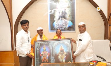 श्री विठ्ठल -रुक्मिणी मातेस भाविकाकडून 04 लाख 77 हजार किंमतीचे चांदी वस्तू अर्पण.