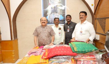 श्री विठ्ठल रुक्मिणी मातेस भाविकाकडून 02 लाख 28 हजार किंमतीची महावस्त्रे अर्पण