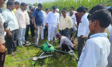 वसंतराव काळे सहकारी साखर कारखान्याच्या वतीने शेतीवर फवारणीचे नवीन प्रात्यक्षिकरण ,  पिराची कुरोली सभासद शेतकरी पांडुरंग कौलगे यांच्या शेतीवर केला प्रयोग,  ड्रोनच्या सहाय्याने शेती फवारणी करणे सोईचे:- चेअरमन-, कल्याणराव काळे