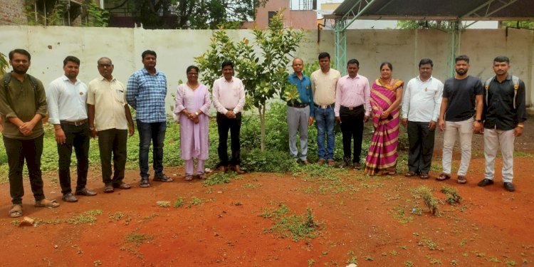 बार्शीच्या कॉलेज ऑफ एज्युकेशन मध्ये  वृक्ष लागवड व संवर्धन पंधरवाडा कार्यक्रमाचे आयोजन