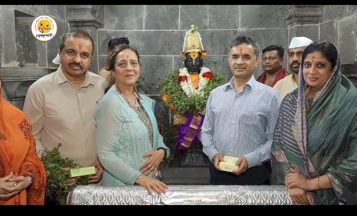 राज्याचे मुख्य सचिव डॉ.नितीन करीर यांनी घेतले श्री विठ्ठल रुक्मिणी मातेचे दर्शन ,   मंदिरातील कामाची केली पाहणी