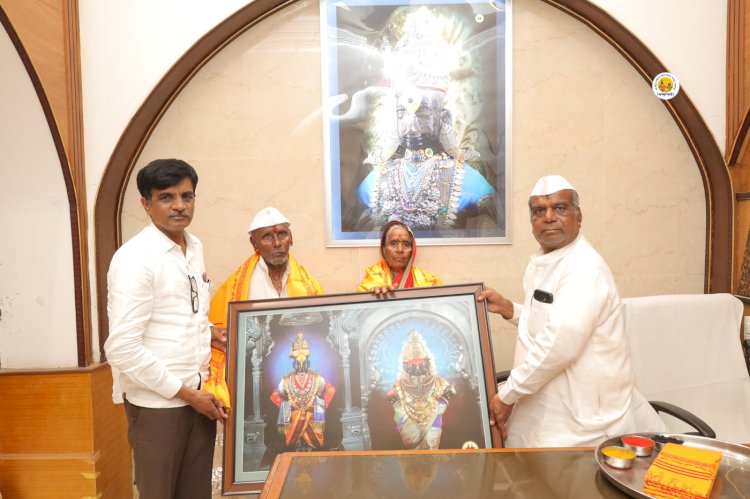 श्री विठ्ठल -रुक्मिणी मातेस भाविकाकडून 04 लाख 77 हजार किंमतीचे चांदी वस्तू अर्पण.