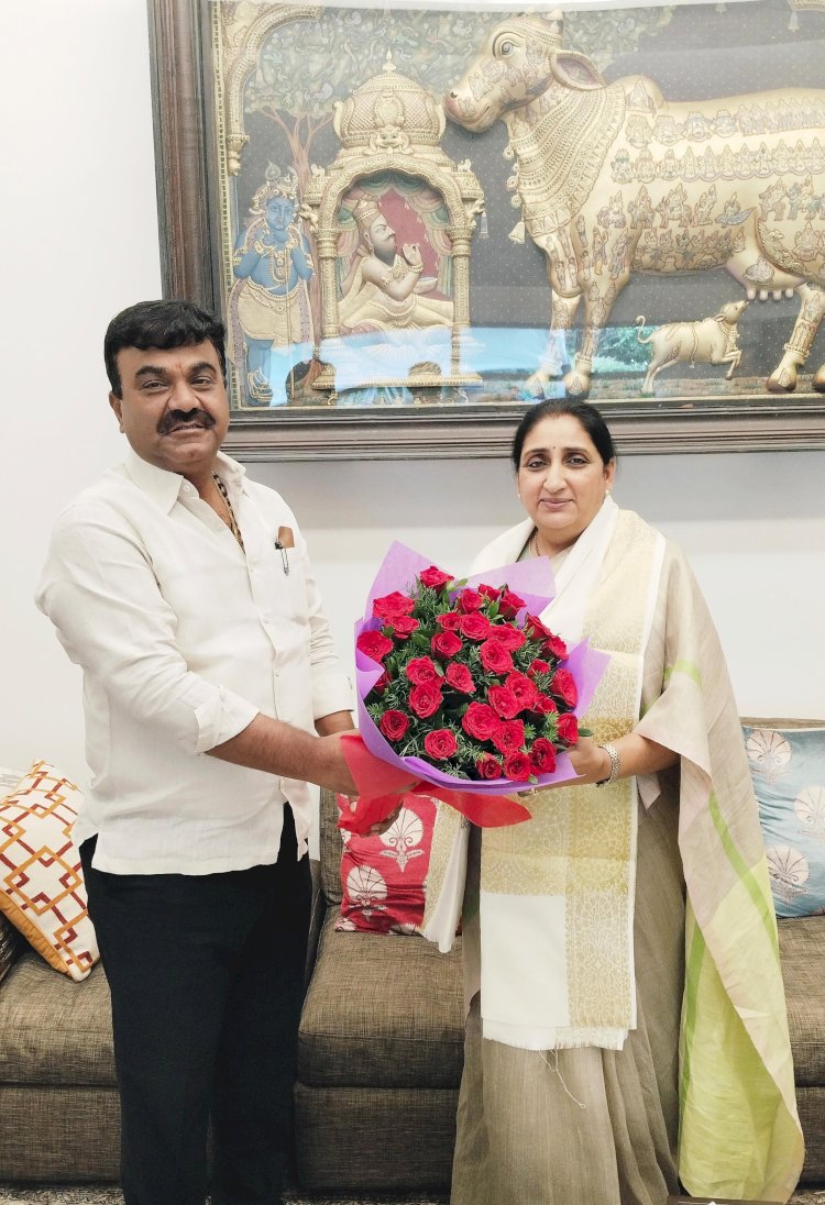 राज्यसभेच्या नवनिर्वाचित खासदारपदी सुनेत्रा पवार यांच्या निवडीबद्दल राष्ट्रवादीचे नेते चेअरमन कल्याणराव काळे यांनी केला स्वागत पर सत्कार