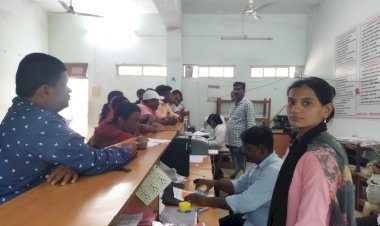 मंगळवेढयात ऑनलाईन केंद्रामधून सर्व्हर कासव गतीने चालत असल्याने विविध दाखल्यांना होतोय विलंब,महिला वर्गातून संताप