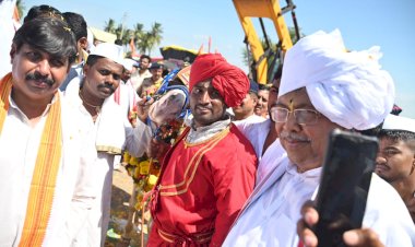 हरी नामाच्या गजरात संतश्रेष्ठ श्री ज्ञानेश्वर माऊलींच्या पालखीचे  सोलापूर जिल्ह्यात आगमन,  धर्मपुरी येथे पालकमंत्री चंद्रकांत पाटील यांनी केले पालखीचे स्वागत