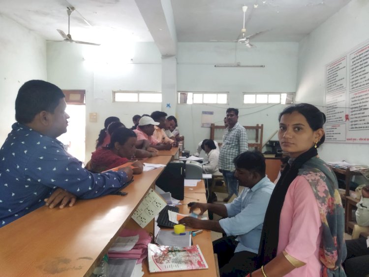 मंगळवेढयात ऑनलाईन केंद्रामधून सर्व्हर कासव गतीने चालत असल्याने विविध दाखल्यांना होतोय विलंब,महिला वर्गातून संताप