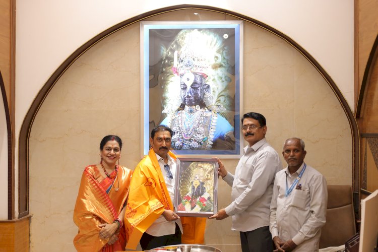 श्री विठ्ठल - रुक्मिणी मातेस भाविकाकडून 77 हजार किंमतीचे चांदीचे टाळ अर्पण.