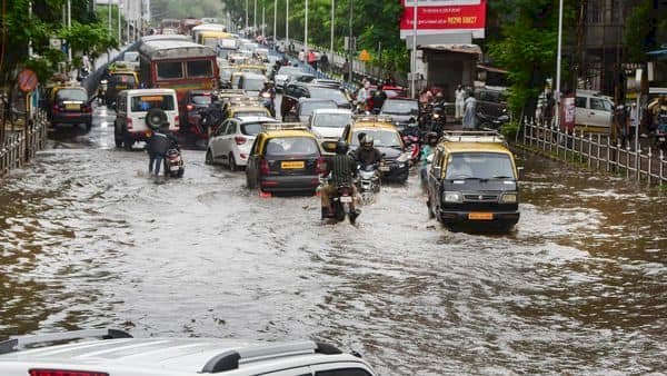 नवी मुंबईसह आनेक भागात पावसाचा कहर,मुसऴधार पावसान रसत्यांना नद्यांच स्वरूप,  अनेकांच्या दूचाकी चारचाकी वाहून गेल्या.....!