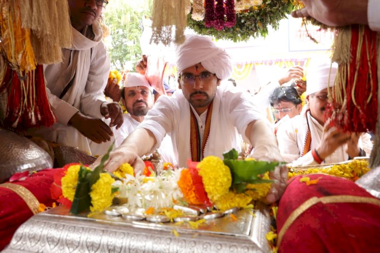 जगद्गुरू संत तुकाराम महाराज पालखीचे सोलापूर जिल्ह्यात आगमन नेत्रदीपक रिंगण सोहळ्याने वारकरी सुखावला जिल्हाधिकारी कुमार आशीर्वाद यांनी केले पालखीचे स्वागत