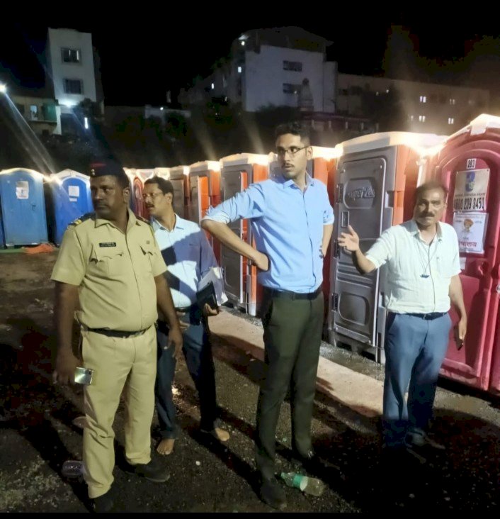 आषाढी यात्रा महापूजेपूर्वी जिल्हाधिकारी कुमार आशीर्वाद यांच्याकडून विठ्ठल रुक्मिणी मंदिर परिसरातील स्वच्छतेची पाहणी