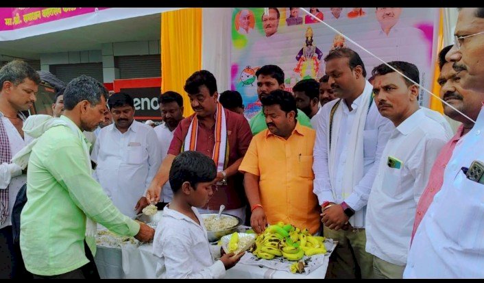पंढरपुरात आषाढी  एकादशी निमित्त राष्ट्रवादी काँग्रेस पार्टीच्या वतीने भाविक भक्तांना मोफत खिचडीचे वाटप.