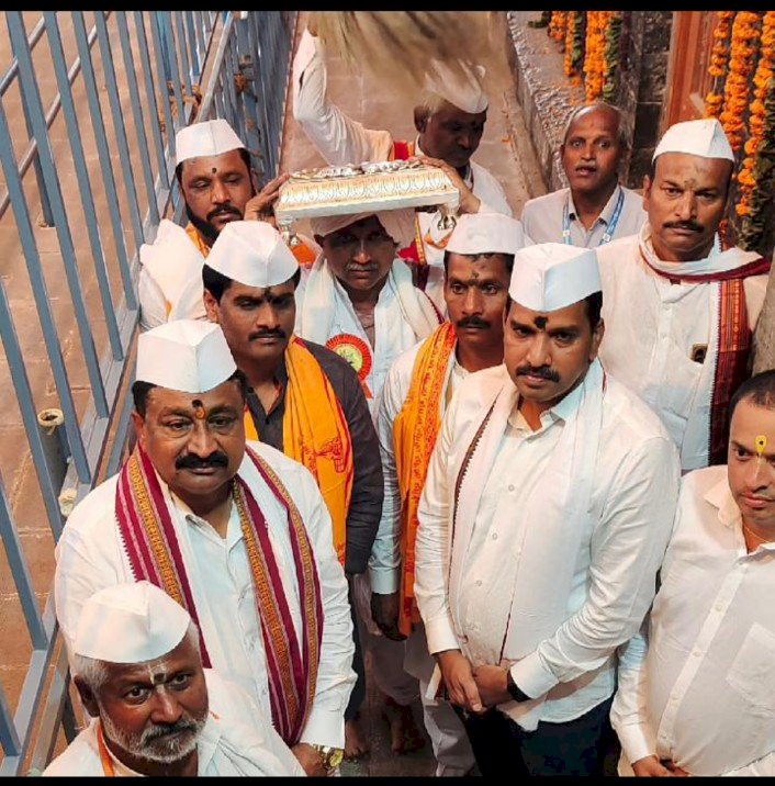 संत तुकाराम महाराज पादुकाची पूजन मंदिर समितीचे सदस्य संभाजीराजे शिंदे यांच्या हस्ते संपन्न...