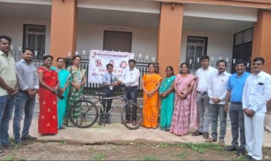 श्री शिवाजी शिक्षण प्रसारक मंडळ बार्शी संचलित,जिजाऊ सावित्री - रमाई महिला विकास बळ समितीच्या वतीने गरजू विद्यार्थ्यास सायकल भेट