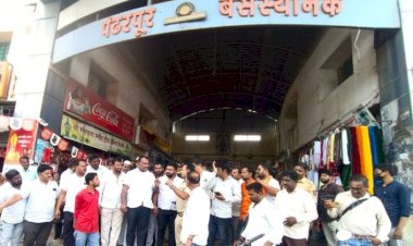 आमदार समाधान आवताडे यांची पंढरपूर बस स्थानक आगारात अचानक भेट,   बस स्थानक परिसरातील घाणीचे साम्राज्य पाहून आमदार समाधान आवताडे संतापले.   अधिकाऱ्यांना  स्वच्छतेबाबत सूचना देऊन झाप झाप झापले,  मी पुन्हा येईन --: आमदार समाधान आवताडे