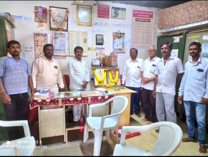 बार्शीच्या कर्मवीर सार्वजनिक ग्रंथालयात लोकशाहीर अण्णाभाऊ साठे व लोकमान्य टिळक यांची जयंती उत्साहात साजरी