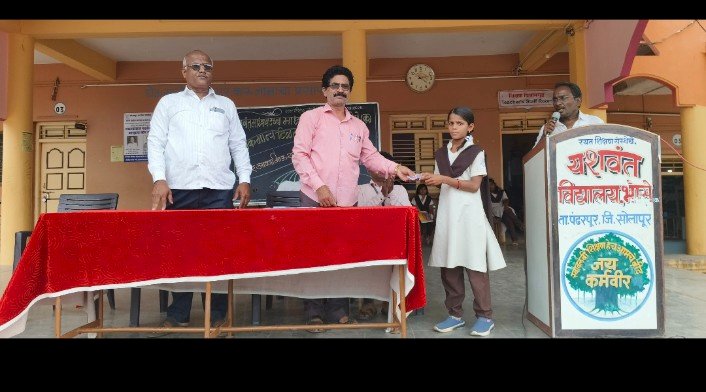 भोसे येथील यशवंत विद्यालयात साहित्यरत्न अण्णाभाऊ साठे व लोकमान्य टिळक यांची जयंती उत्साहात साजरी,  विद्यार्थीनी  वैष्णवी व्यवहारे हिच्या पोवाडा गायनाने रसिक  मंत्रमुग्ध