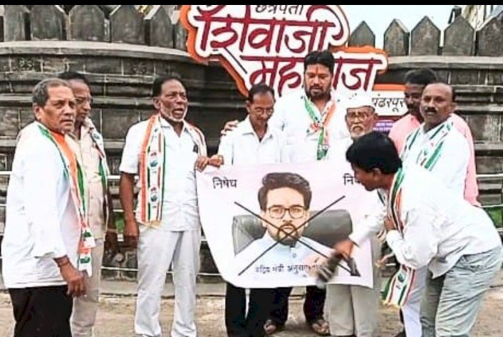 पंढरपूर येथे ओबीसी काँग्रेस च्या कार्यकर्त्यांनी केंद्रीय मंत्री अनुराग ठाकूर यांच्या प्रतिमेला जोडे मारून आंदोलन..