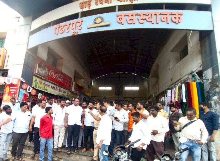 आमदार समाधान आवताडे यांची पंढरपूर बस स्थानक आगारात अचानक भेट,   बस स्थानक परिसरातील घाणीचे साम्राज्य पाहून आमदार समाधान आवताडे संतापले.   अधिकाऱ्यांना  स्वच्छतेबाबत सूचना देऊन झाप झाप झापले,  मी पुन्हा येईन --: आमदार समाधान आवताडे