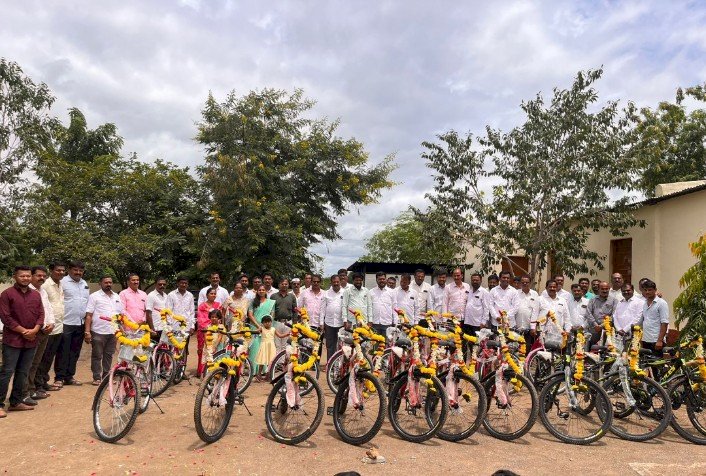 मुलीच्या वाढदिवसा निमित्त शालेय विद्यार्थांना केेले मोफत सायकलींचे वाटप  तुंगतच्या महिला सरपंचाचा आदर्शवत उपक्रम