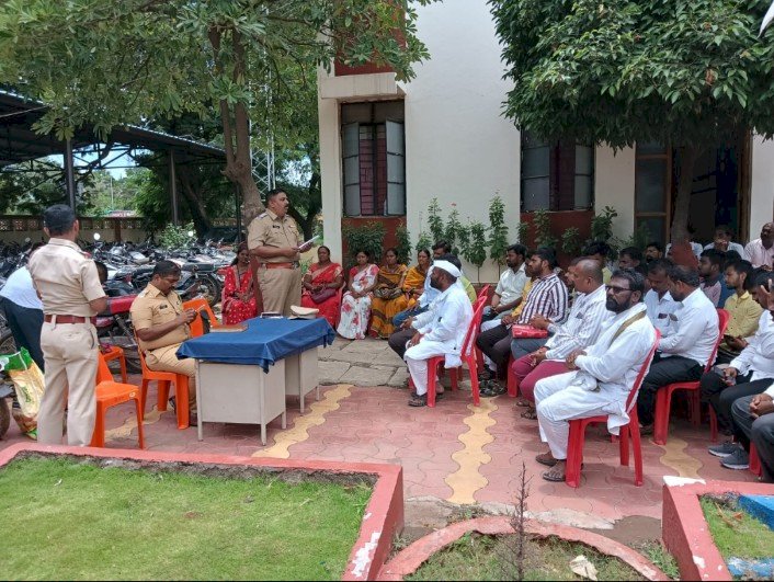 गणपती उत्सव शांततेत पार पाडा – पो. नि. मुजावर तालुका पोलीस ठाण्यात गणेश उत्सव मंडळांची बैठक संपन्न    पंढरपूर विभागीय पोलीस अधिकारी अर्जुन भोसले यांची प्रमुख उपस्थितीत   उत्कृष्ट नियोजन बद्दल सिद्धेवाडी ते येथील क्रांतिसिंह नाना पाटील गणेश मंडळाचे अध्यक्ष संकेत जाधव याचा झाला सत्कार