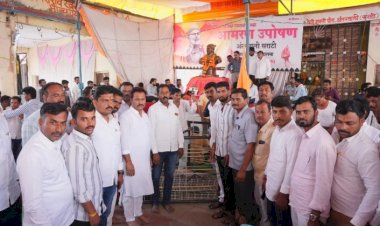 अंतरवाली सराटी येथे चेअरमन अभिजीत पाटलांनी मनोज जरांगे पाटलांच्या उपोषणाला दिली भेट  सरकारने तात्काळ मराठा आरक्षणाबाबत तोडगा काढण्याचे अभिजीत पाटील यांनी केले अवाहन